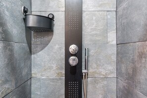 Douche, sèche-cheveux, serviettes fournies