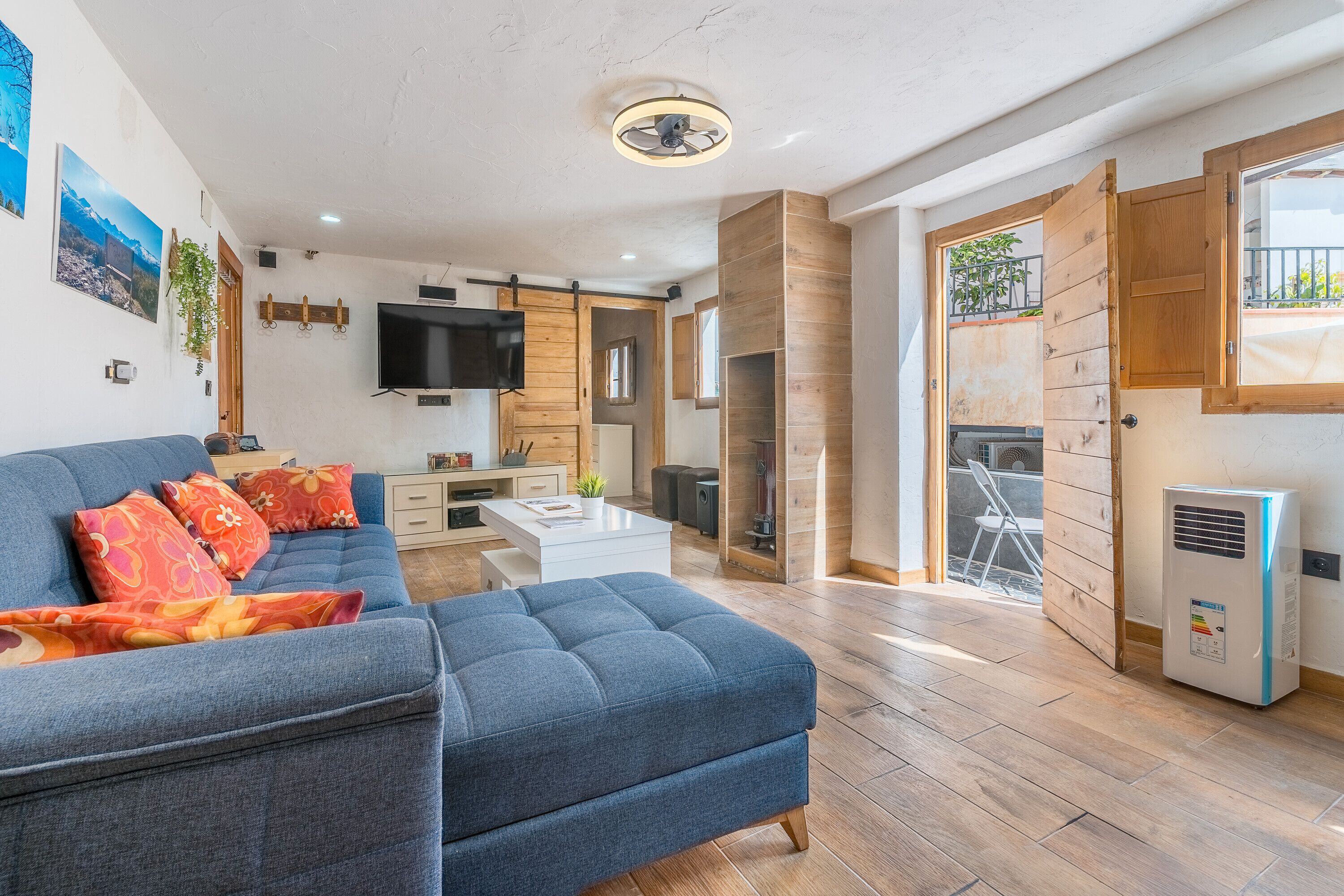 Een televisie en een open haard