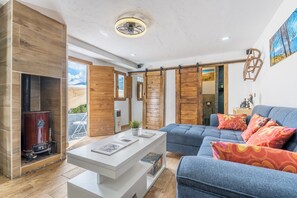 Una sala de estar moderna con chimenea, un sofá y una mesa de centro.