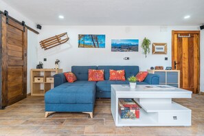 Televisión y chimenea 