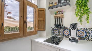 Frigorífico, microondas, placa de cocina y cafetera o tetera