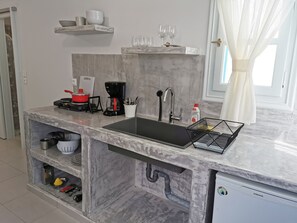 Frigorífico y utensilios de cocina