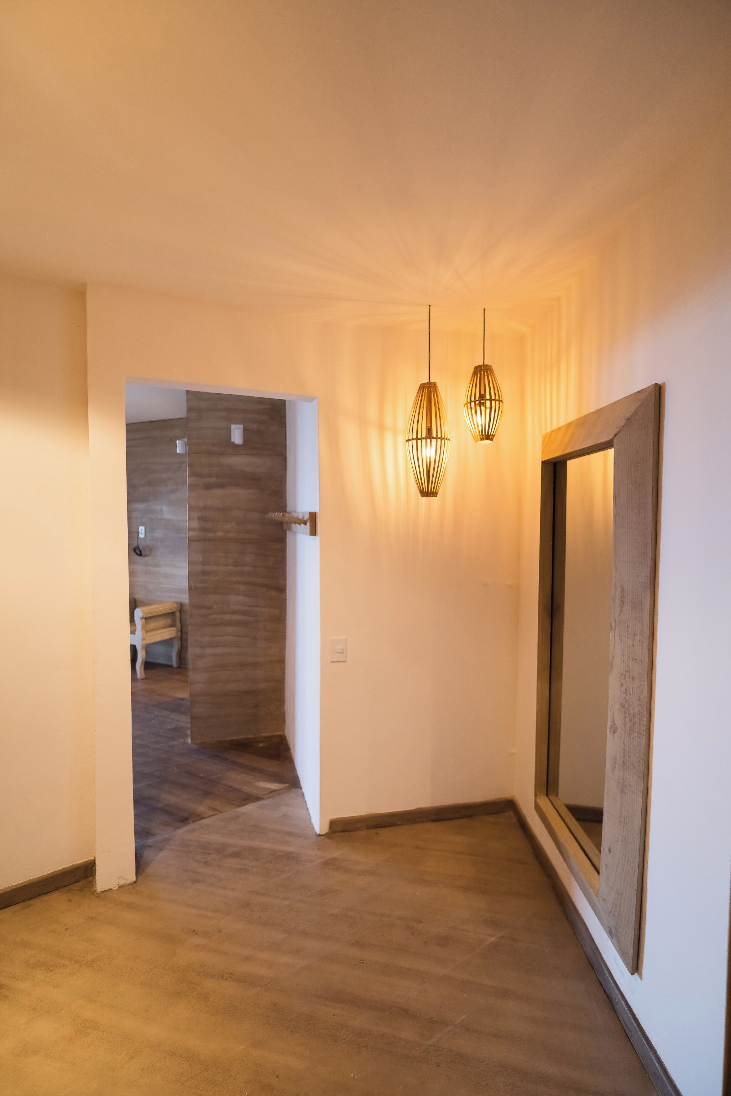 Ropa de cama de alta calidad, colchones con pillow-top y minibar 