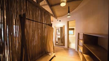 Roupas de cama premium, camas com colchões pillow-top, frigobar