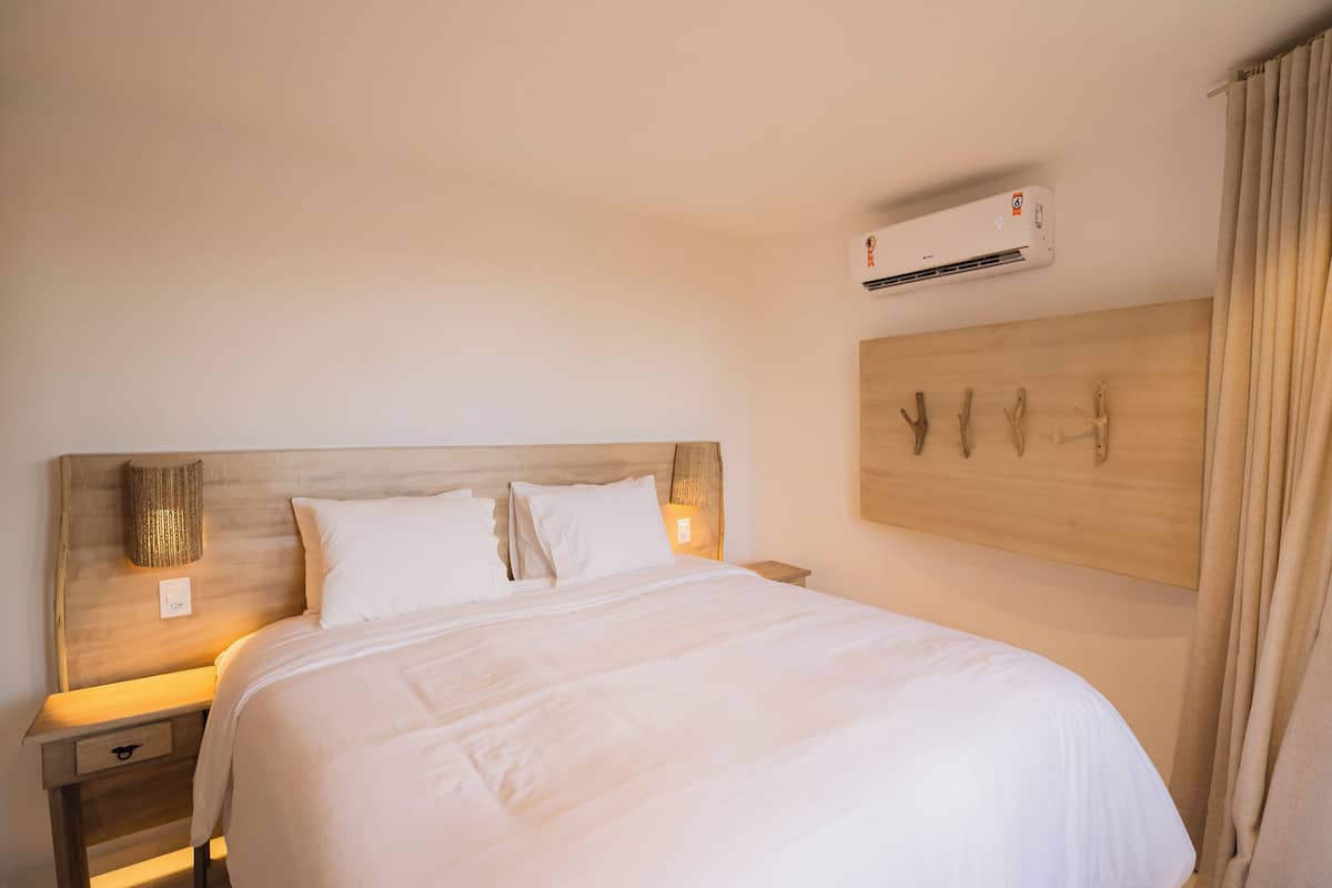 Literie de qualité, lit avec matelas à plateau-coussin, minibar