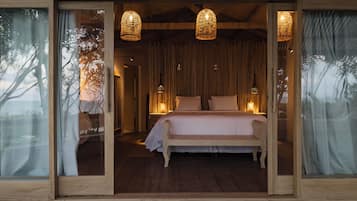 Roupas de cama premium, camas com colchões pillow-top, frigobar