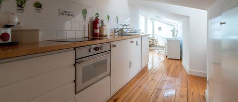 Microondas, cafetera y tetera y utensilios de cocina