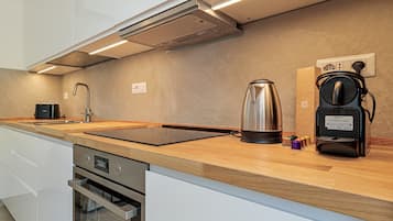 Frigorífico, microondas, horno y placa de cocina