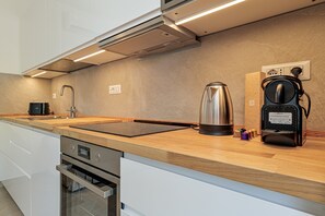 Een koelkast, een magnetron, een oven, een kookplaat