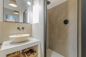 Dusche, Haartrockner, Handtücher
