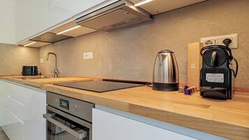 Frigorifero, microonde, forno, piano cottura