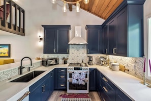Townhome, Multiple Beds, Fireplace, Garden View (Ridgepoint Retreat) | Private kitchen | Fridge, microwave, oven, stovetop