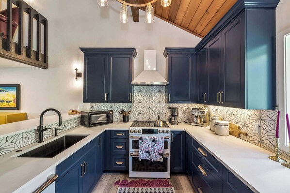 Townhome, Multiple Beds, Fireplace, Garden View (Ridgepoint Retreat) | Private kitchen | Fridge, microwave, oven, stovetop
