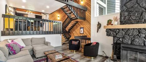 联排别墅, 多张床, 壁炉, 花园景观 (Ridgepoint Retreat) | 起居区 | 42-英寸纯平电视 (配备数码频道)、壁炉