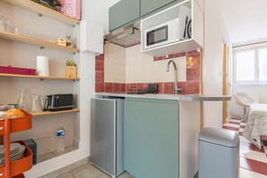 Réfrigérateur, micro-ondes, four, plaque de cuisson