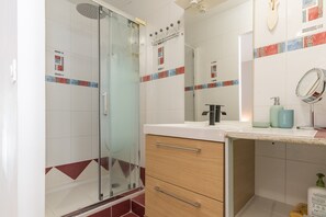 Douche, sèche-cheveux, serviettes fournies