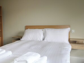 3 bedrooms, individually decorated, individually furnished, free WiFi - Seashell Suite at Marine Court (Littlehampton)