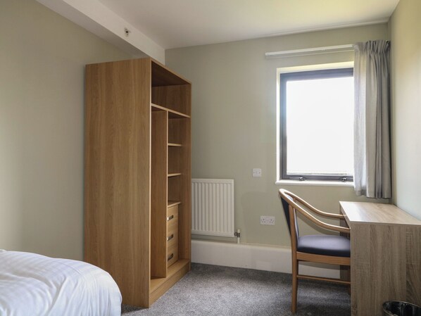 2 bedrooms, individually decorated, individually furnished, free WiFi - Seashell Suite at Marine Court (Littlehampton)