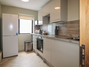 Cookware/dishes/utensils - Seashell Suite at Marine Court (Littlehampton)