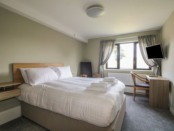 3 bedrooms, individually decorated, individually furnished, free WiFi - Marine Court Three Bedroom First-floor Apartment (Littlehampton)