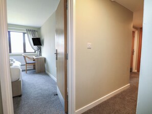 2 عدّة غرف نوم وبديكورات فريدة لكل غرفة وطراز فريد لكل وحدة