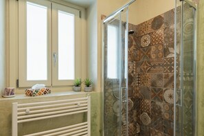 Shower, hair dryer, bidet, towels - Casa Anita - One Bedroom Apartment, Sleeps 4 (Iseo)