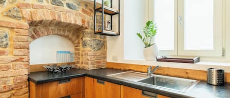 Réfrigérateur, un four, surface de cuisson, grille-pain