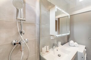 Deluxe Apartment, Courtyard View | Bathroom - 1536 Daumesnil (Paris)