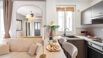 Deluxe Apartment, Courtyard View | Dining room