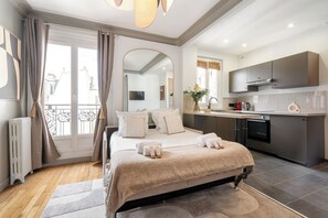 Deluxe Apartment, Courtyard View | Living area