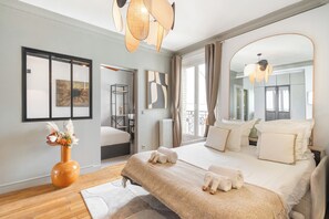 Deluxe Apartment, Courtyard View | Living area - 1536 Daumesnil (Paris)