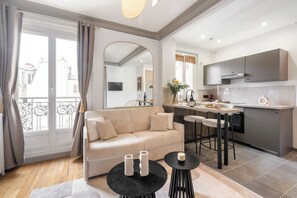 Leilighet – deluxe, bakgårdsutsikt | Oppholdsområde | En 80-centimeters smart-TV med digitale kanaler