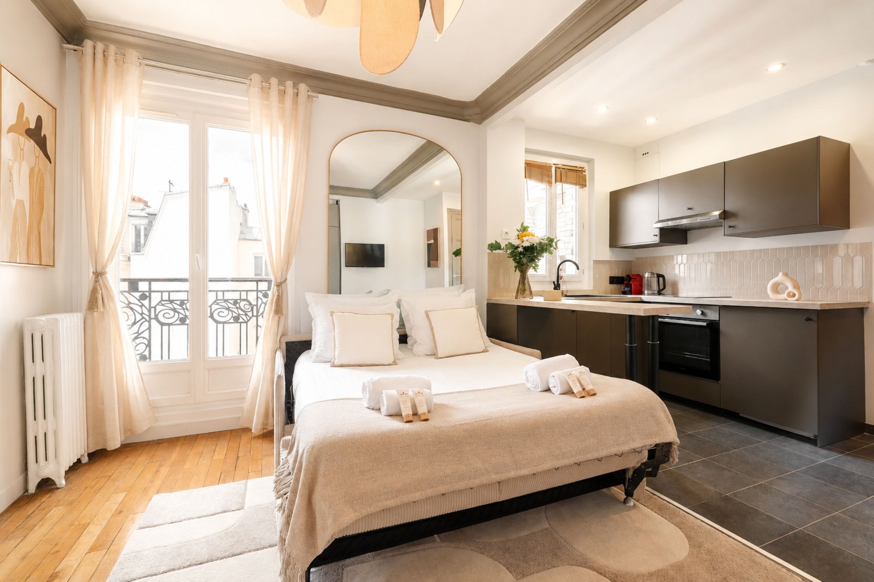 Deluxe Apartment, Courtyard View | Living area
