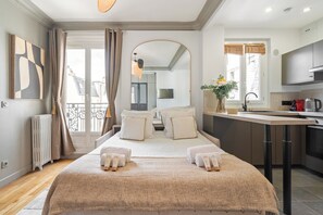 Deluxe Apartment, Courtyard View | Living area