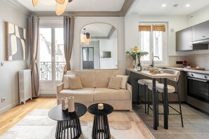 Deluxe Apartment, Courtyard View | Living area | 80-cm Smart TV with digital channels - 1536 Daumesnil (Paris)