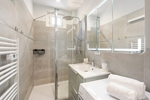 Appartement Deluxe, vue cour intérieure | Salle de bain