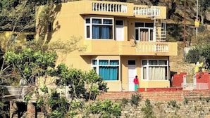 A two-story building with a balcony on the upper floor. - Villa Kartina 3 BHK near Sattal Lake (Bhowāli)