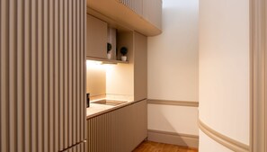 Geladeira, micro-ondas, cooktop, lava-louças