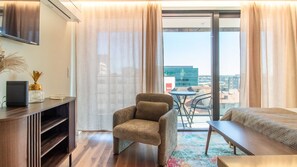 Tabla de planchar con plancha, wifi gratis y ropa de cama 