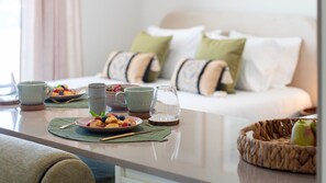 Tabla de planchar con plancha, wifi gratis y ropa de cama 