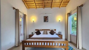 Un dormitorio con una cama de madera, dos mesitas de noche, una lámpara de pared y una ventana con cortinas.