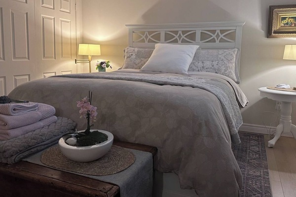 Queen bed, cotton bedding, sound machine, fresh flowers.