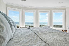 6 bedrooms, iron/ironing board, WiFi, bed sheets - Most Exclusive Location on Sunset Beach! 280° Ocean Views (Sunset Beach)