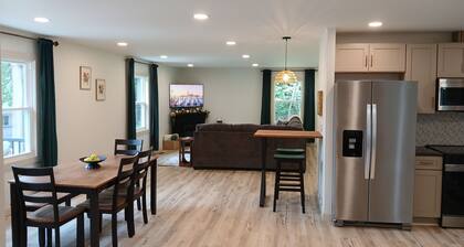 Serene 4-bedroom house with hot tub and a game room in charming Conestoga