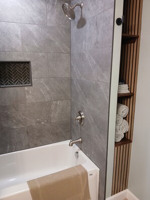 Douche, sèche-cheveux, serviettes fournies, savon