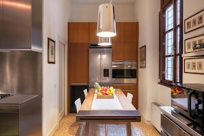 Apartamento superluxo | Cozinha privada | Geladeira grande, micro-ondas, fogão, cooktop
