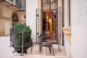 Luxury Apartment | Terrace/patio