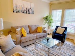 Smart-TV, peis og bøker