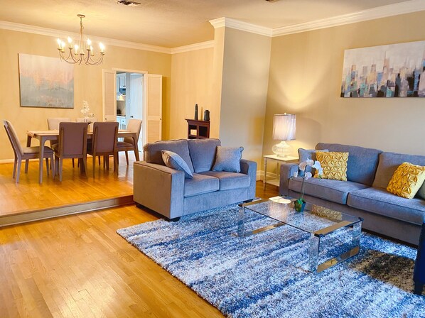 Smart-TV, peis og bøker