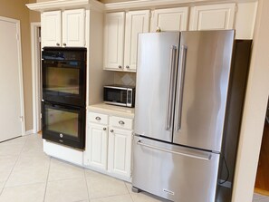 Fridge, microwave, oven, stovetop - King Bd I 0.2mile NASA I 1mile Sea Park I Whole 3 bedroom (Houston)